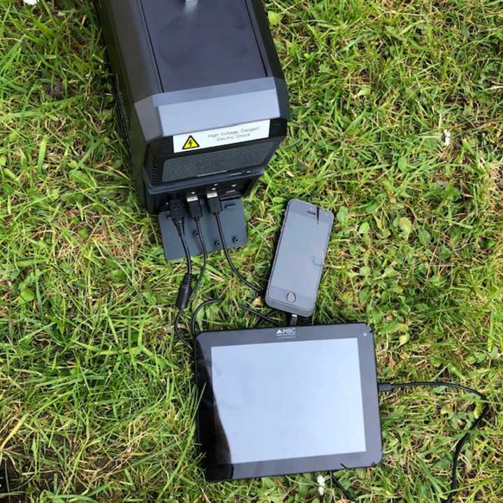 MSC 500Wh Super + Power Bank charging Phone & Tablet
