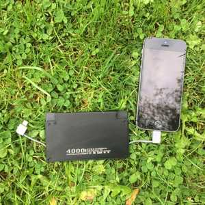 MSC Blade Power Bank charging iPhone SE